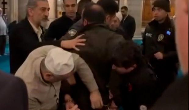 S&ouml;z&uuml;n bittiği yer: Ey&uuml;psultan Camii'nde silahlı kavga! Havaya ateş a&ccedil;tı