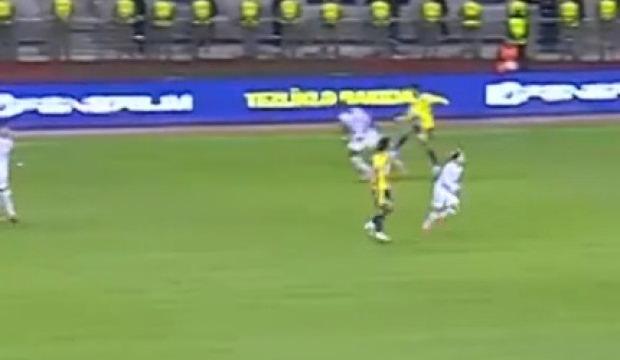 Saha i&ccedil;inde anlaştılar! Kırmızı karta rağmen ma&ccedil; 11'e 11 devam etti