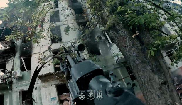 Film sahnesi değil, savaşın tam ortası: Y&uuml;ksek katlı binada nefes kesen &ccedil;atışma