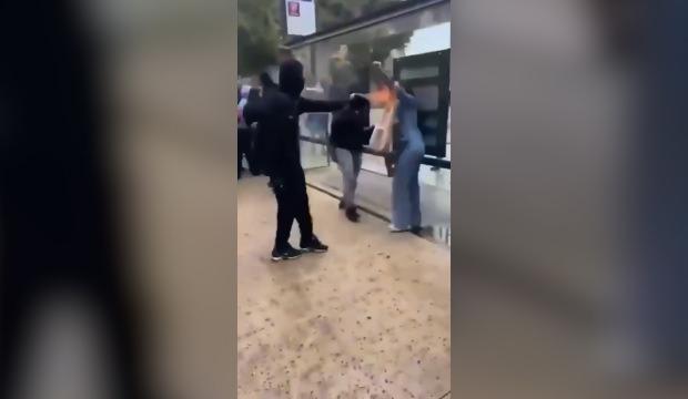 Fransa&rsquo;da dehşet: G&ouml;sterici, kadının y&uuml;z&uuml;n&uuml; alev p&uuml;sk&uuml;rt&uuml;c&uuml;yle yaktı!