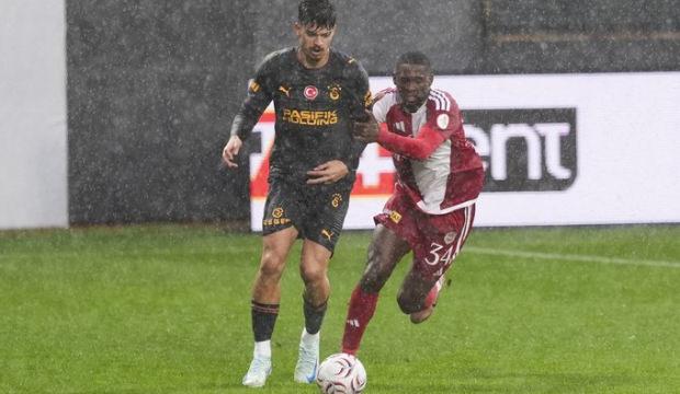 Galatasaray hazırlık ma&ccedil;ında 3-0'dan d&ouml;nd&uuml;! Dursun &Ouml;zbek ma&ccedil;ı terk etti