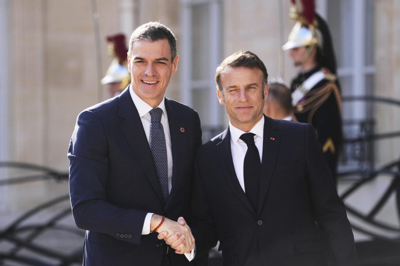 Pedro Sanchez ve Emmanuel Macron