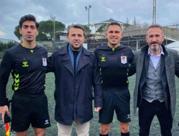 TFF Faal Futbol Hakemleri ve Gözlemcileri Derneği İstanbul Şubesi Başkanı Ferdi Karadoruk (Soldan ikinci) genç hakemlerle