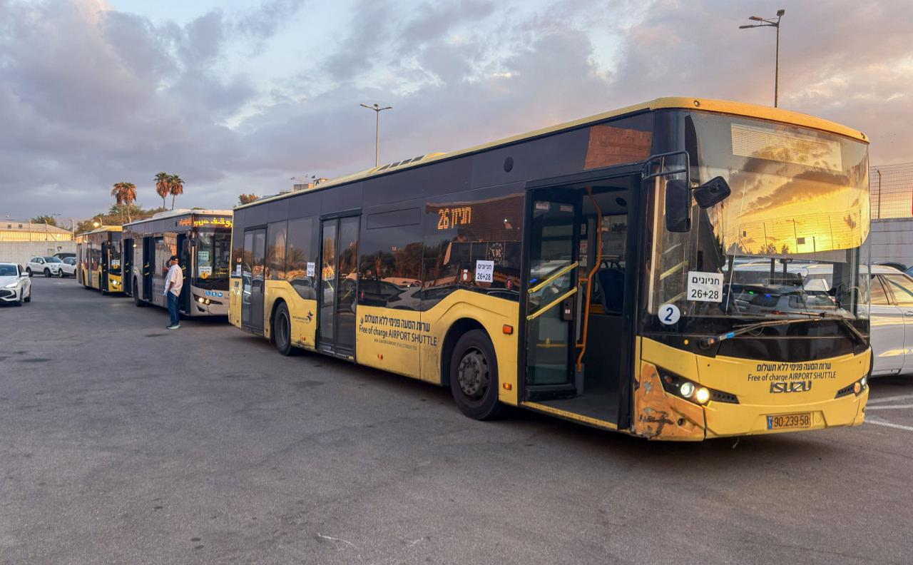 Suudi Arabistan'ın Tebük kentindeki Prens Sultan bin Abdulaziz Uluslararası Havalimanı'na acil iniş yapan Birleşik Arap Emirlikleri'ne (BAE) ait hava yolu şirketi Flydubai uçağındaki yolcuları taşıyan uçak İsrail'in başkenti Tel Aviv'deki Ben Gurion Havalimanı'na indi.