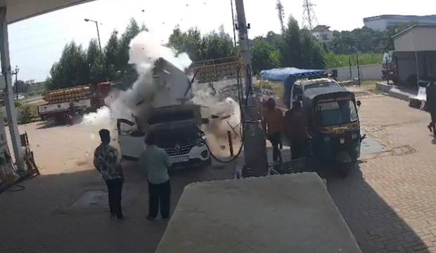  Hindistan'da dolum yapan CNG'li ara&ccedil; patladı: 2 yaralı