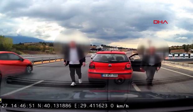  Otomobilin &ouml;n&uuml;n&uuml; kesen magandaları polis affetmedi rekor ceza kesildi
