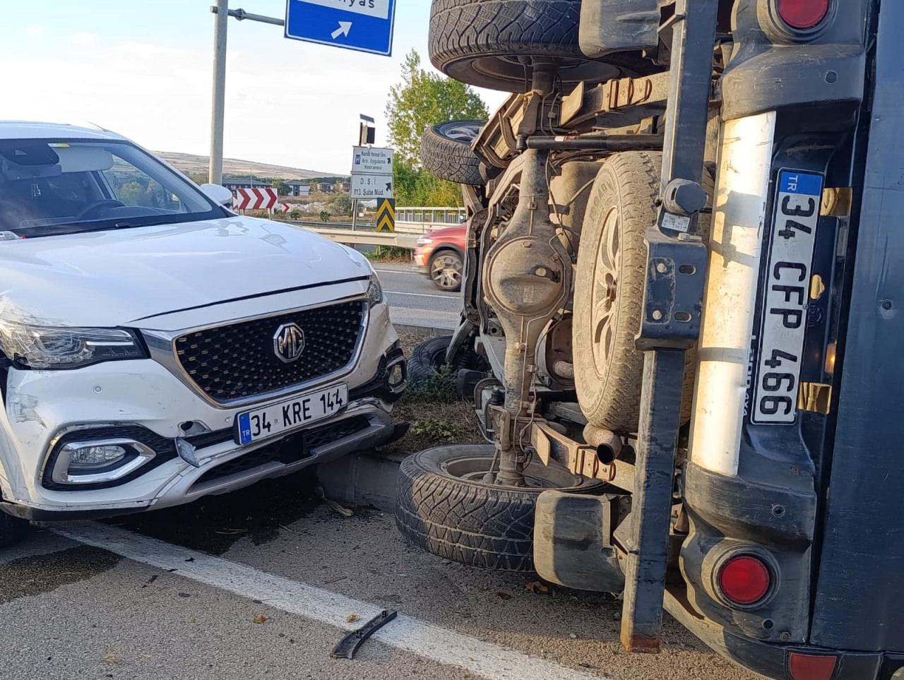  İçinde çocuk bulunan otomobili kaçırdı, yayaya ve 2 araca çarpıp kaçtı.