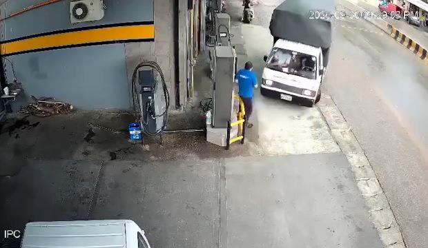 L&uuml;bnan'da akaryakıt istasyonuna dalan kamyonet dehşet sa&ccedil;tı: İş&ccedil;i kıl payı kurtuldu
