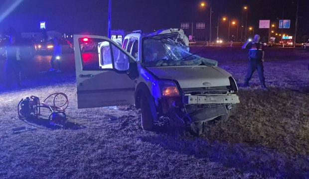 Otob&uuml;s ile hafif ticari ara&ccedil; &ccedil;arpıştı: 2 &ouml;l&uuml; 3 yaralı