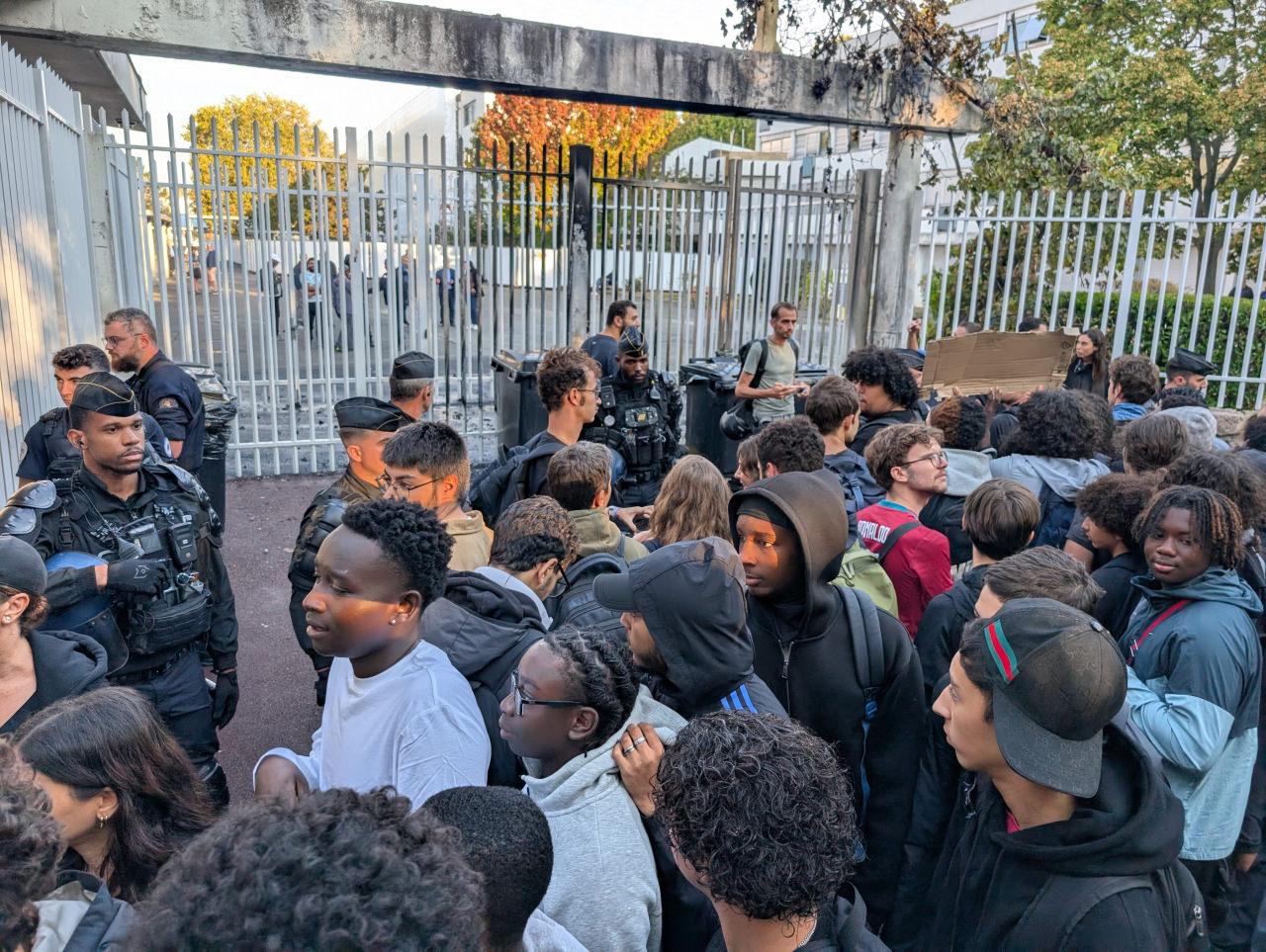 Fransa'nın başkenti Paris'in kuzeyindeki Seine-Saint-Denis bölgesinde bulunan Lycée Paul-Éluard Lisesi öğrencileri, kötü eğitim koşullarını, öğretmen eksikliğini ve okul binalarındaki fiziki yetersizlikleri protesto etmek amacıyla okul girişini barikatlarla kapattı.