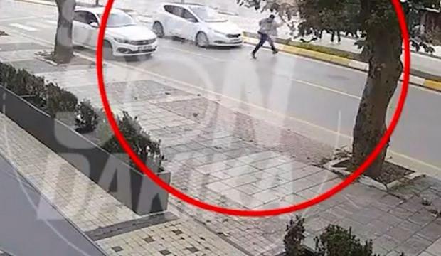 Sakarya'da feci kaza anı kamerada: Otomobilin &ccedil;arptığı yaya metrelerce havaya fırladı