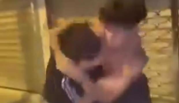 Sokak ortasında yumruklu d&uuml;ello: Arkadaşları ayırmak yerine ateşe k&ouml;r&uuml;kle gitti