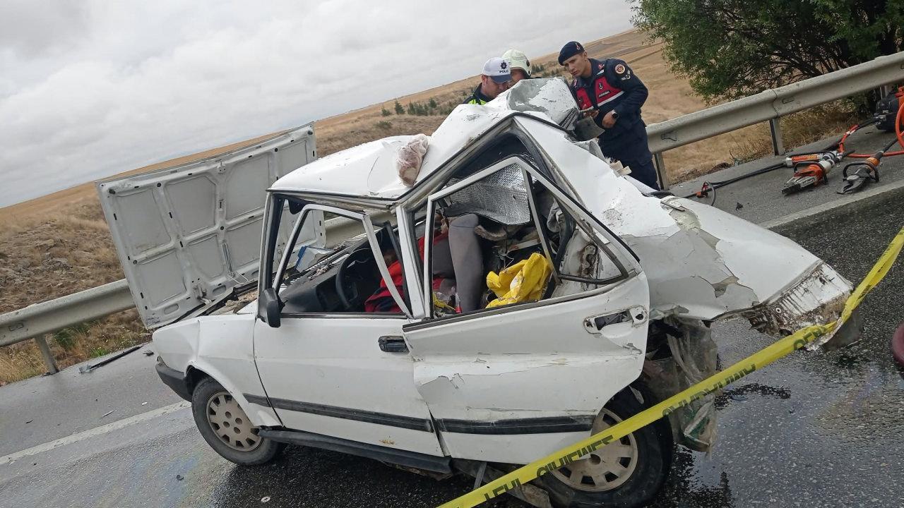Eskişehir'de tır otomobile arkadan çarptı
