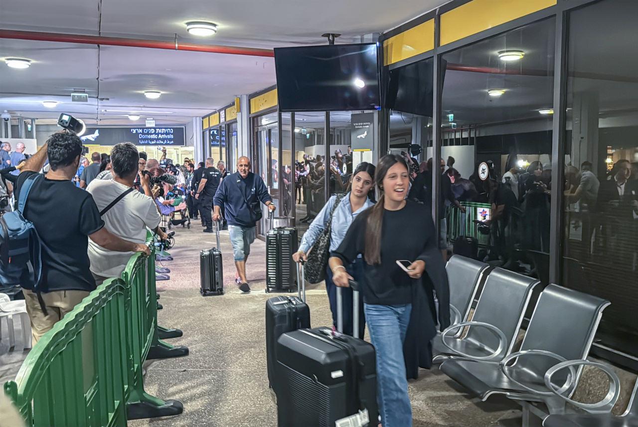 Suudi Arabistan'ın Tebük kentindeki Prens Sultan bin Abdulaziz Uluslararası Havalimanı'na acil iniş yapan Birleşik Arap Emirlikleri'ne (BAE) ait hava yolu şirketi Flydubai uçağındaki yolcuları taşıyan uçak İsrail'in başkenti Tel Aviv'deki Ben Gurion Havalimanı'na indi. İsrail güçlerinin yoğun güvenlik önlemi aldığı bölgeye iniş yapan uçaktaki 174 yolcu, havalimanında yakınları tarafından karşılandı.
