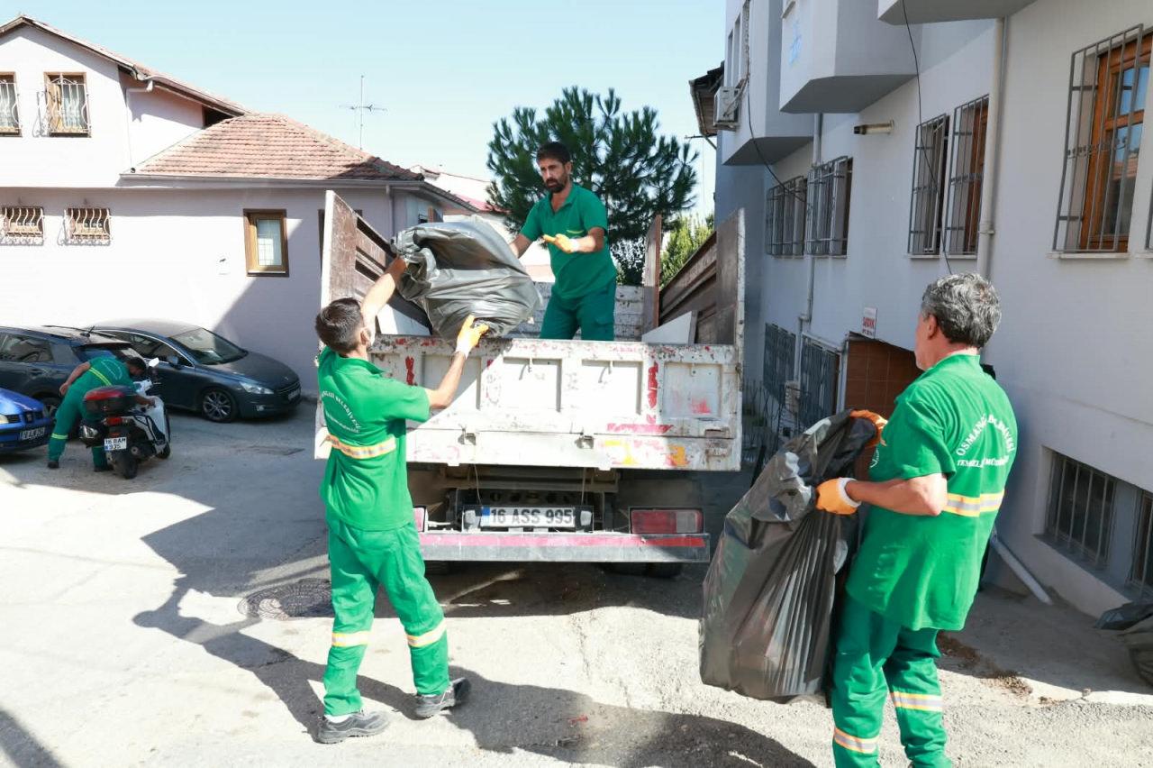 Kötü koku yayılan evden 2 kamyon çöp çıktı.
