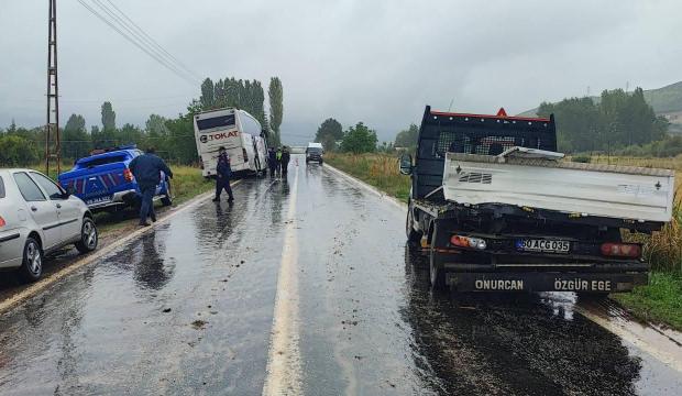 Yolcu otob&uuml;s&uuml;, kamyonete &ccedil;arptı: Yaralılar var