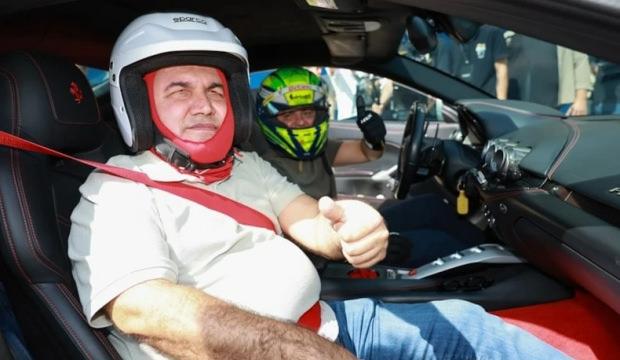 Efsane pilot 32 yıllık hayale ortak oldu! G&ouml;rme engelli Levent ile İstanbul'da tura &ccedil;ıktı