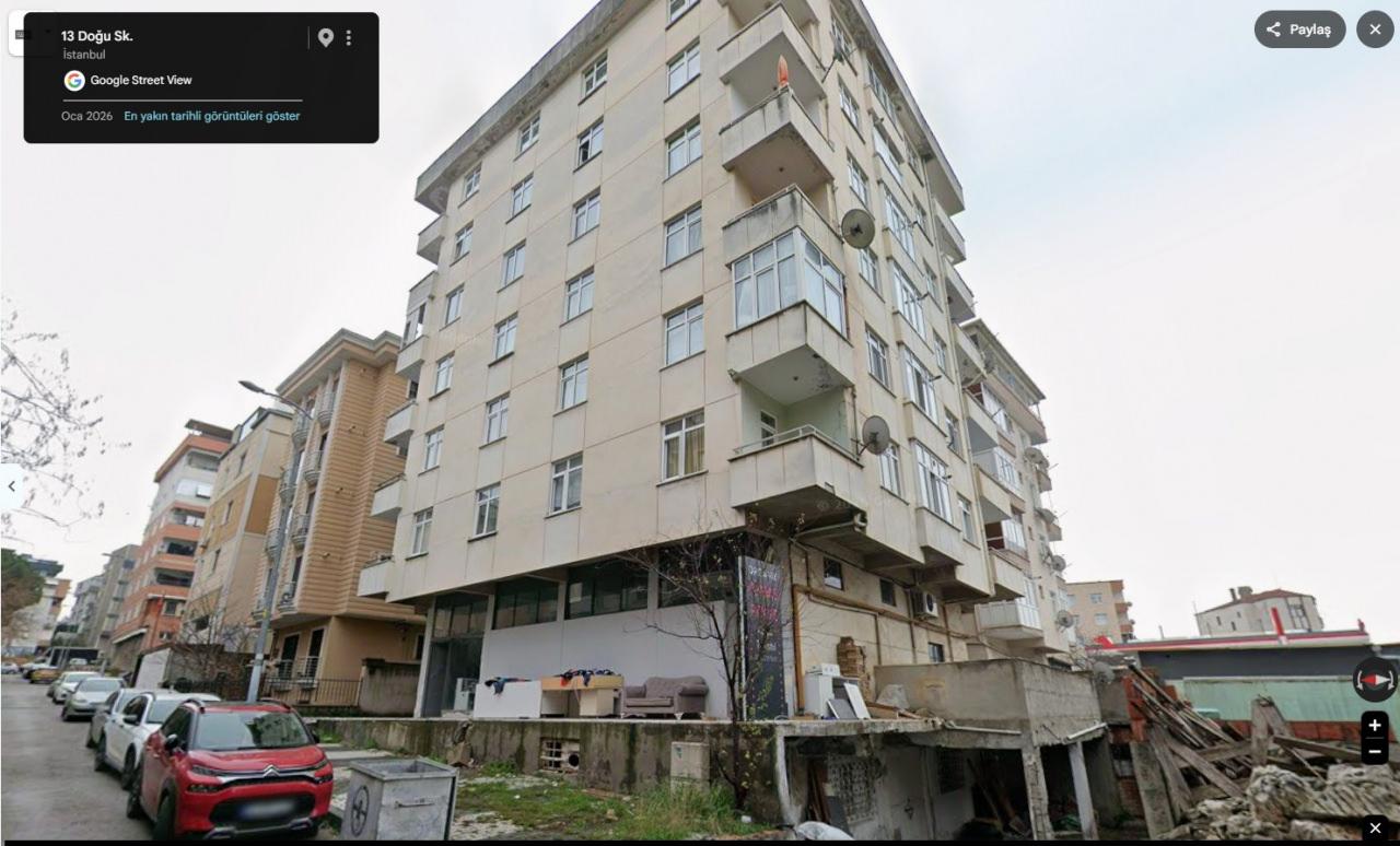 Google Street View'da binanın Ocak 2026'daki son görüntüsü mevcut. Moriwaki'ye göre, bodrum katın önündeki taşıyıcılar 'inşaat donatıları' görülecek şekilde ortada.
