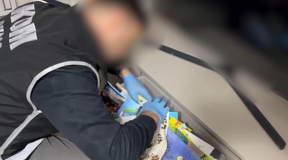 Operasyon düzenlenen adreslerde arama yapılıyor.