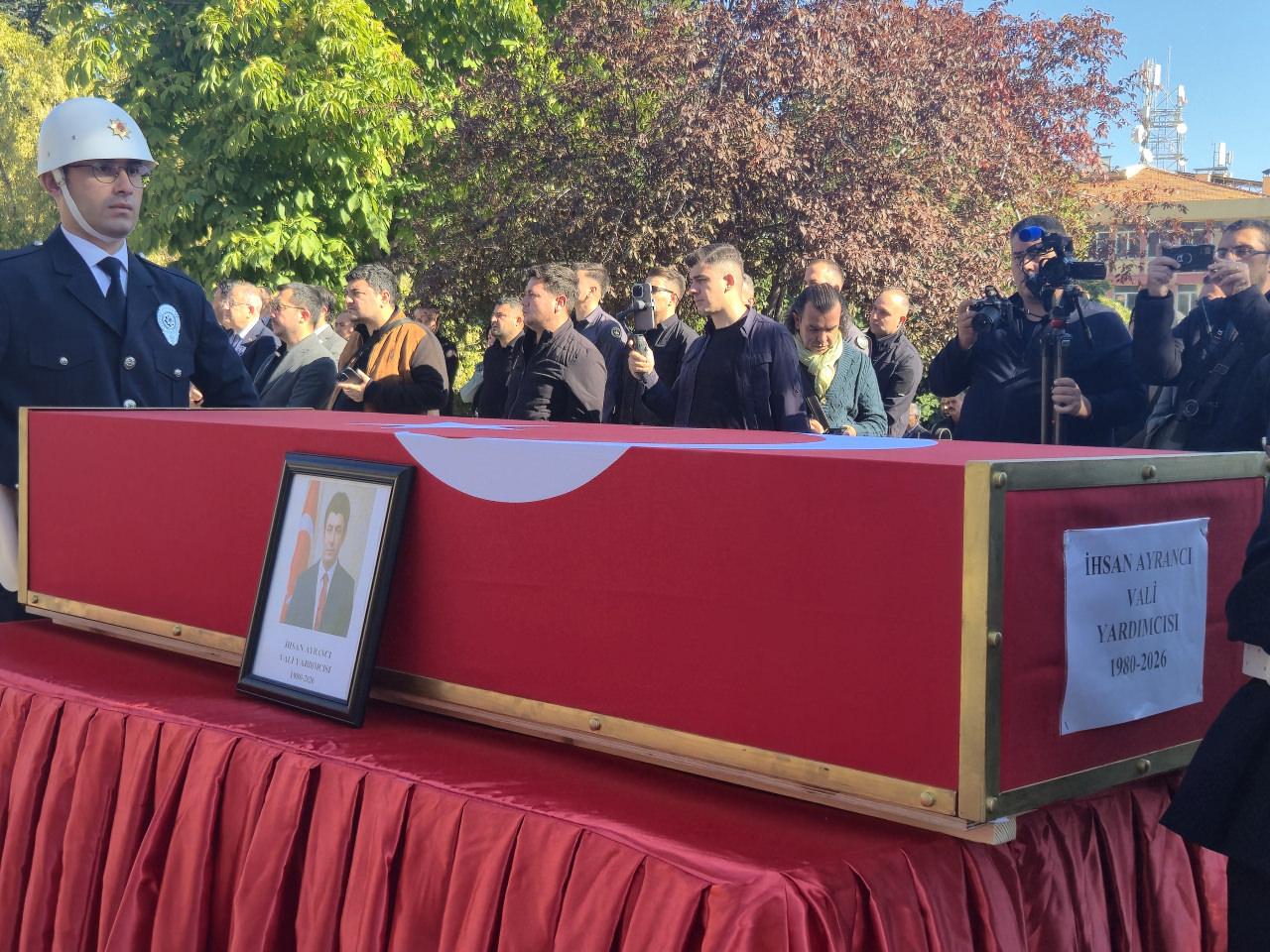 Silahla vurulmuş halde bulunan vali yardımcısının cenazesi memleketine uğurlandı.