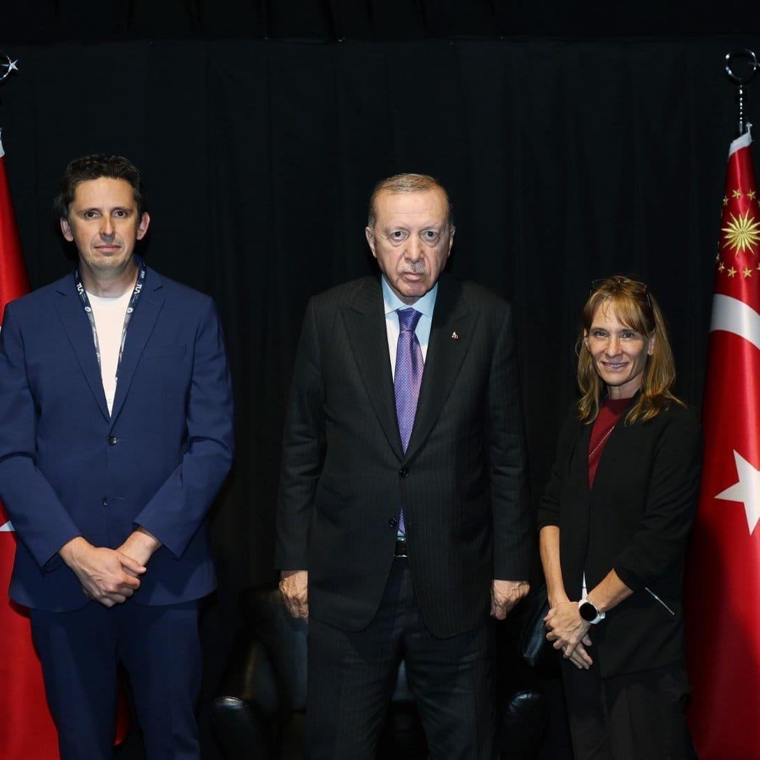 Cumhurbaşkanı Recep Tayyip Erdoğan, SpaceX üst düzey yöneticileri Rebecca Hunter ve Michael Nicolls ile birlikte.