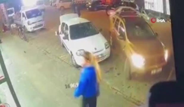 81'lik s&uuml;r&uuml;c&uuml; park edecekken aracıyla markete girdi: Kaldırımdaki yaya kıl payı kurtuldu