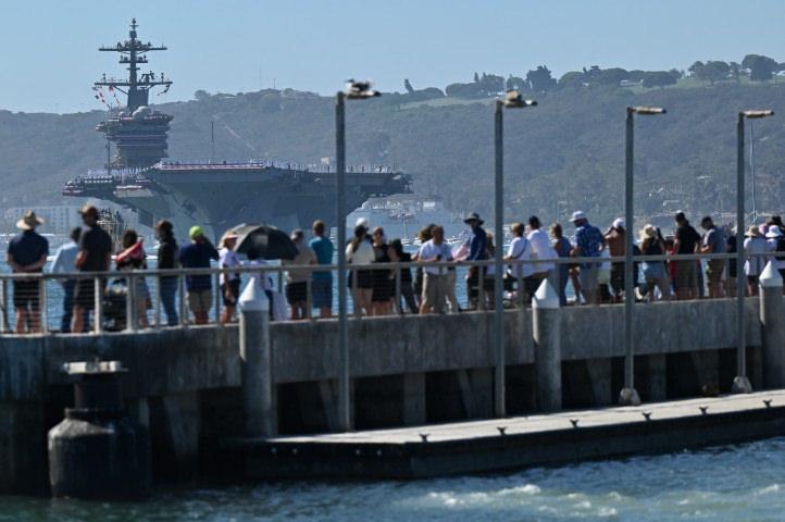 USS Abraham Lincoln uçak gemisinin ana limana dönüşü kapsamında düzenlenen basın toplantısına Veterans for Peace-SD grubundan gaziler, asker aileleri, muvazzaf askerler ve aktivistler katıldı.