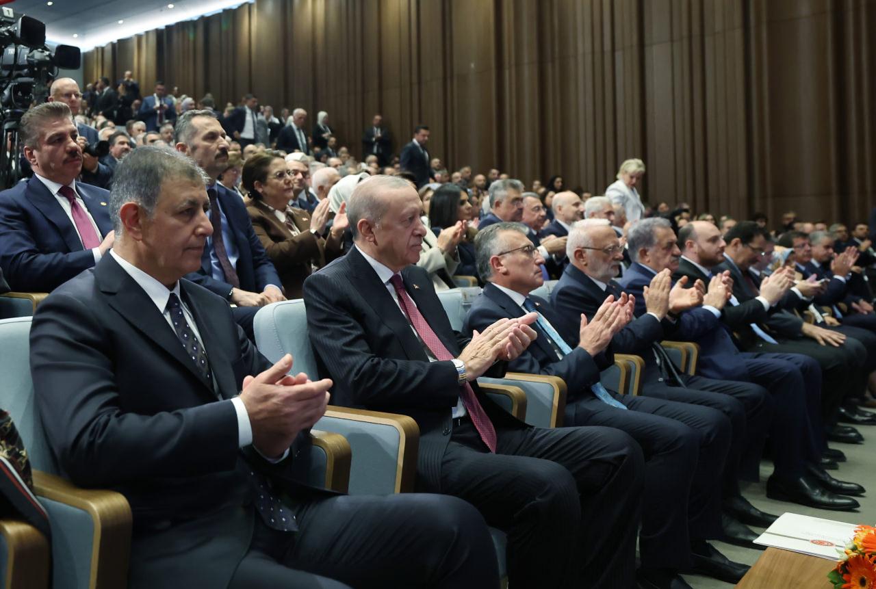 Cumhurbaşkanı ve AK Parti Genel Başkanı Recep Tayyip Erdoğan, AK Parti Kongre Merkezi'nde düzenlenen AK Parti Milletvekilleri ile Yasama Yılı Açılış Toplantısı'na katıldı. Toplantıda, İzmir Büyükşehir Belediye Başkanı Cemil Tugay da yer aldı.