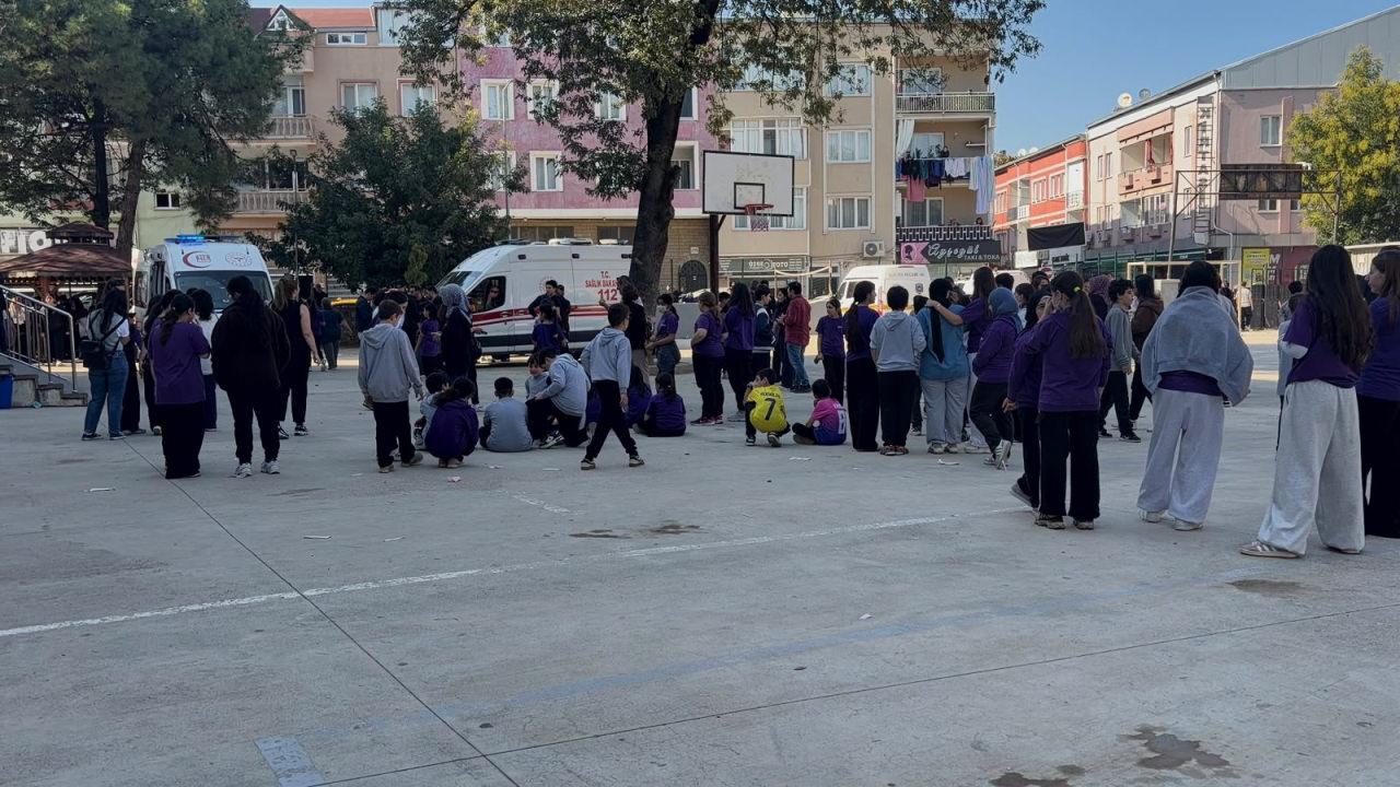 Ortaokulda 12 öğrenci zehirlenme şüphesiyle hastaneye kaldırıldı.