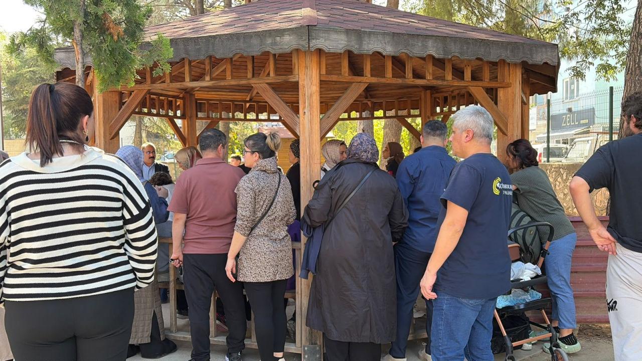 Haber alan veliler okula akın etti. 