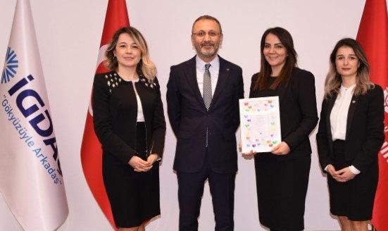 Mithat Bülent Özmen'in sağındaki kişi Feyza Özyurt