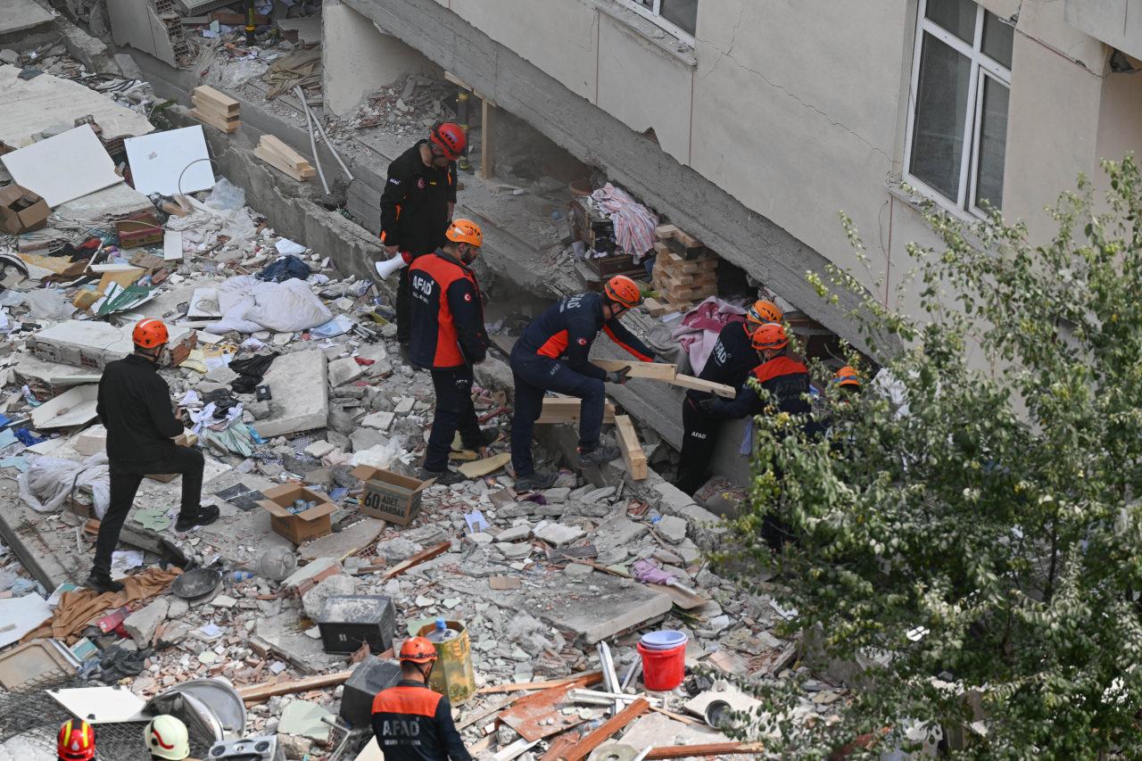 Maltepe Cevizli Mahallesi'nde bulunan Doğu Sokak'taki 7 katlı binanın ilk üç katı, henüz belirlenemeyen nedenle çöktü. Durumun bildirilmesi üzerine olay yerine itfaiye, AFAD, UMKE, polis ve sağlık ekipleri sevk edildi.