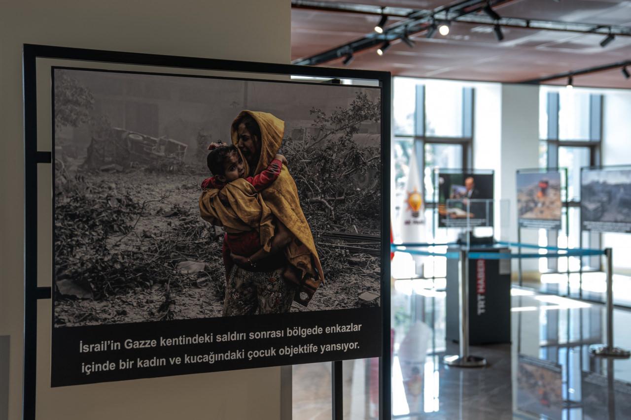 AK Parti Kültür ve Sanat Politikaları Başkanlığı tarafından hazırlanan, Anadolu Ajansı (AA) muhabirlerinin fotoğraflarından oluşan 'Gazze: Vicdanın Şahitliği' fotoğraf sergisi AK Parti Kongre Merkezi'nde ziyarete açıldı. AK Parti Genel Başkan Yardımcısı ve Kültür ve Sanat Politikaları Başkanı Hüseyin Yayman, sergiyi gezdi.