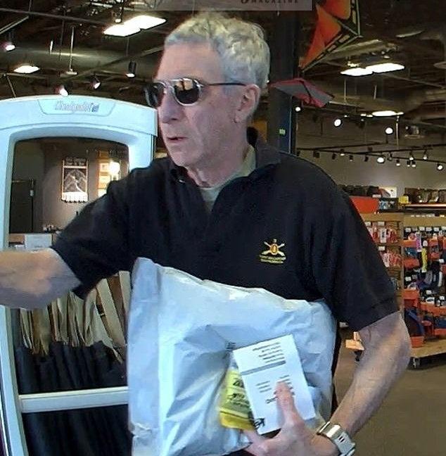 Emekli Hava Kuvvetleri generali William Neil McCasland'ın iz bırakmadan ortadan kaybolmasından bir gün önce ait bir fotoğrafı.