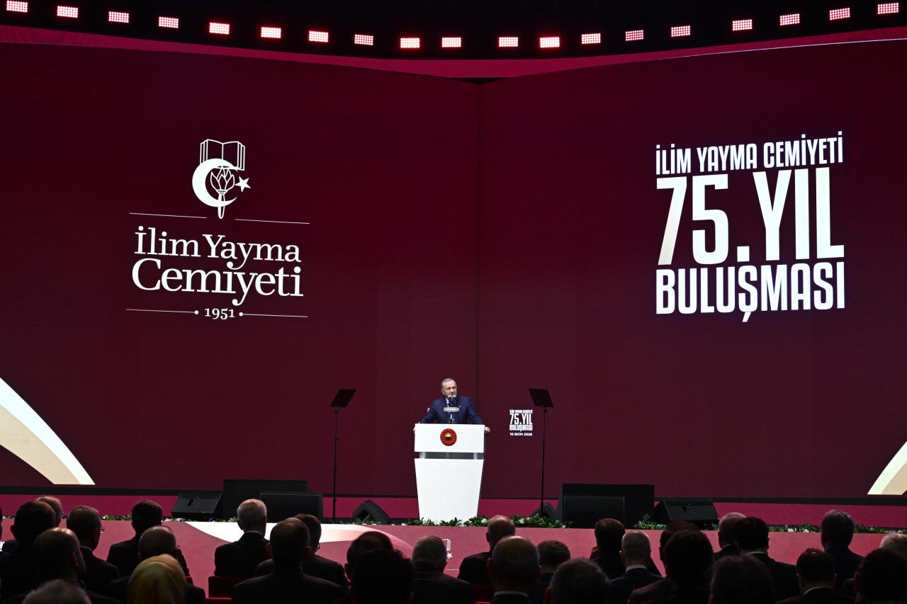 Cumhurbaşkanı Recep Tayyip Erdoğan, İstanbul Kongre Merkezi'nde düzenlenen 'İlim Yayma Cemiyeti 75. Yıl Buluşması' programına katılarak konuşma yaptı.