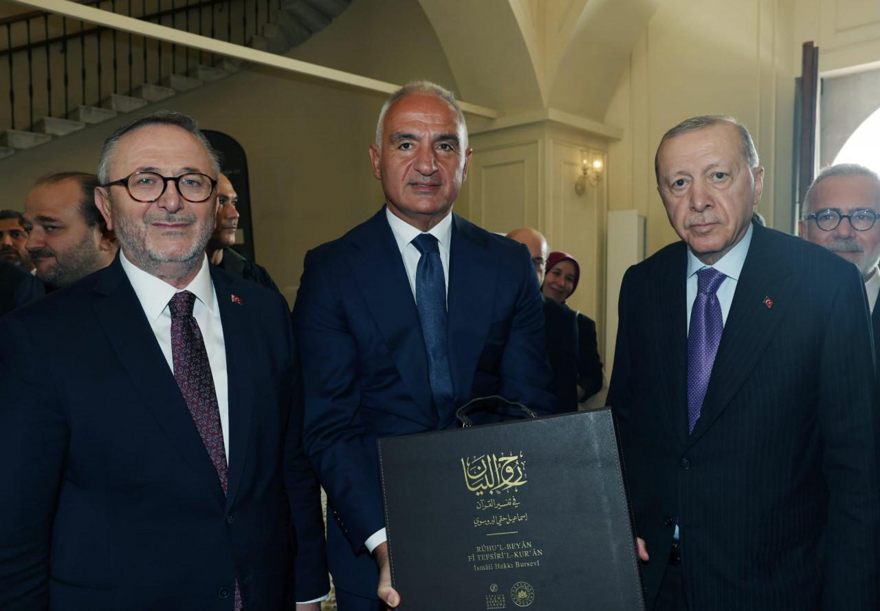 Kültür ve Turizm Bakanı Mehmet Nuri Ersoy, Cumhurbaşkanı Recep Tayyip Erdoğan’a büyük Osmanlı âlimi İsmâil Hakkı Bursevî’nin Rûhu’l-Beyân fî Tefsîri’l-Kur’ân adlı eserinin müellif nüshasının tıpkıbasımını takdim etti.