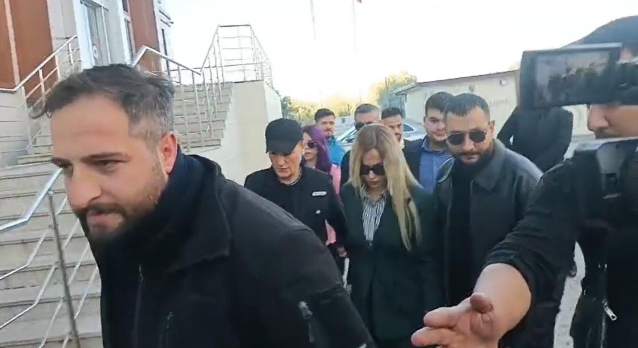Tuğyan Ülkem Gülter’in avukatı Merve Uçanok ise adliyeye korumalar eşliğinde geldi. 