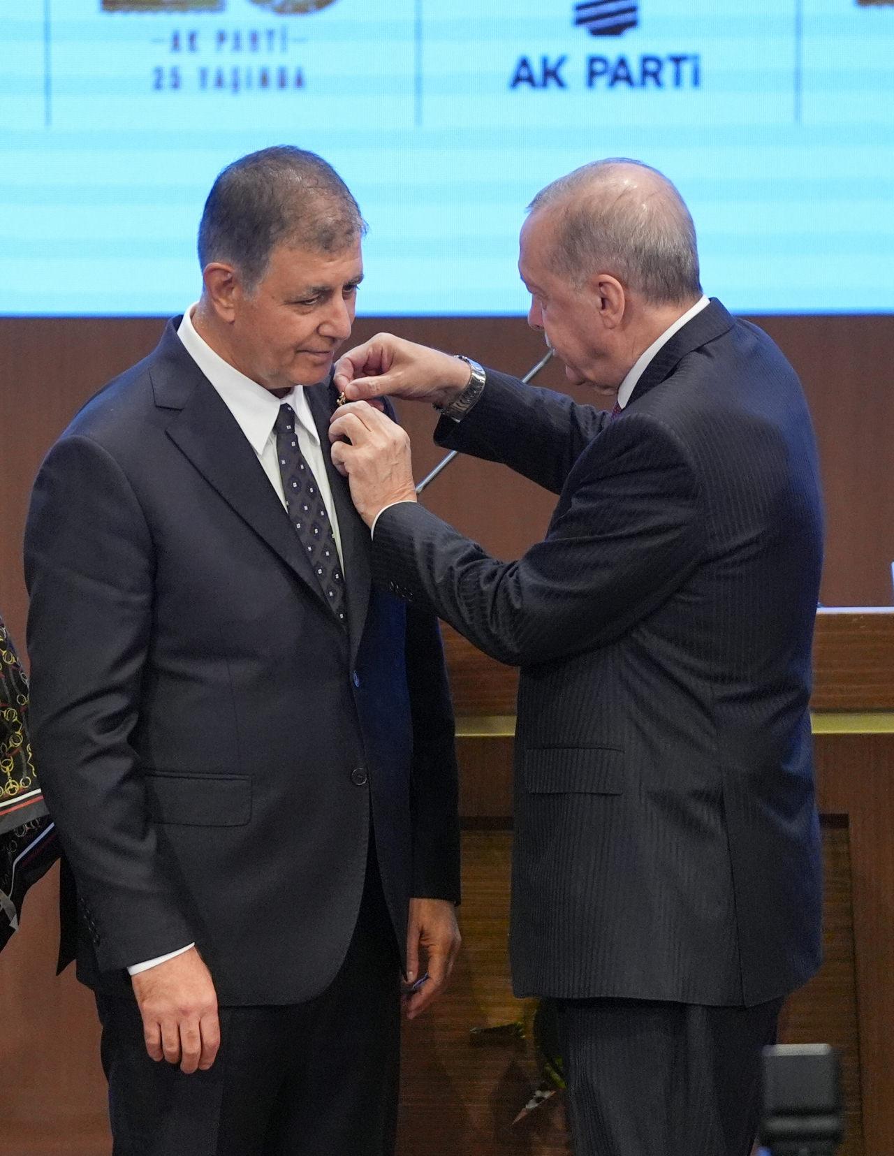AK Parti'ye katılan İzmir Büyükşehir Belediye Başkanı Cemil Tugay'a parti rozetini Cumhurbaşkanı ve AK Parti Genel Başkanı Recep Tayyip Erdoğan taktı