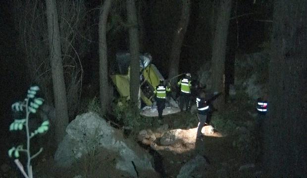 Antalya'da korkun&ccedil; kaza! Ara&ccedil; 50 metrelik u&ccedil;uruma yuvarlandı: 2 &ouml;l&uuml;