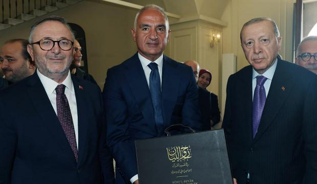 Bakan Ersoy, Bursev&icirc;'nin el yazması dev tefsirini Cumhurbaşkanı Erdoğan'a sundu