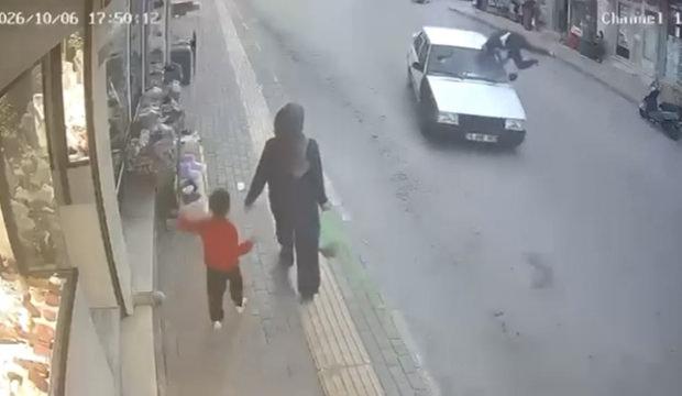 Bursa&rsquo;da yanlayan aracın &ccedil;arptığı yaya istifini bozmadı: Hi&ccedil;bir şey olmamış gibi y&uuml;r&uuml;d&uuml;!