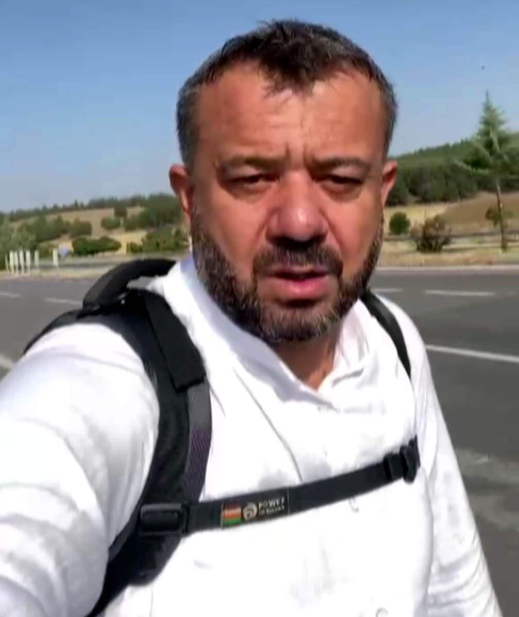 Yürüyerek ve otostop çekerek umreye gidiyor.