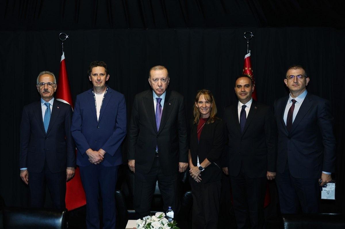 Cumhurbaşkanı Erdoğan'ın SpaceX üst düzey yöneticileri Rebecca Hunter ve Michael Nicolls'u kabulünde; Ulaştırma ve Altyapı Bakanı Abdulkadir Uraloğlu, Sanayi ve Teknoloji Bakanı Mehmet Fatih Kacır ile SAHA İstanbul Yönetim Kurulu Başkanı Haluk Bayraktar da yer aldı.