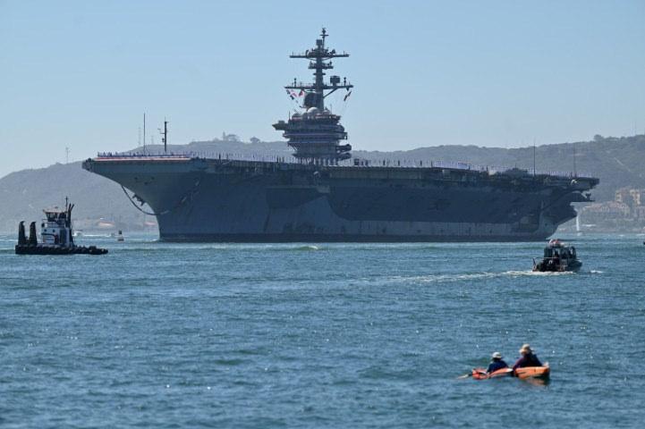 USS Abraham Lincoln 322 günlük görev süresini tamamlayarak San Diego'daki ana limana döndü.
