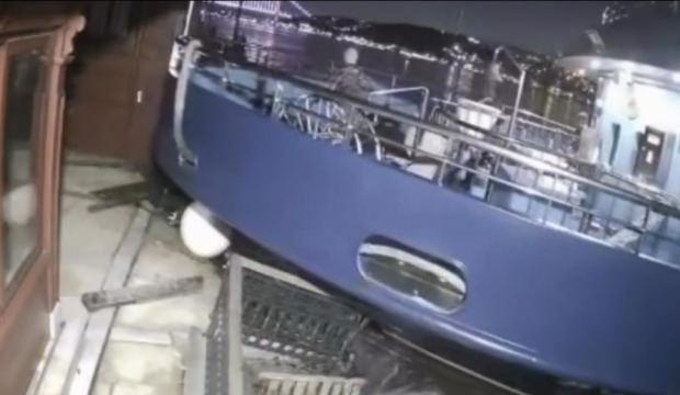 İş insanı Derin Mermerci'nin Boğaz'da bulunan tarihi yalısına yolcu vapuru &ccedil;arptı