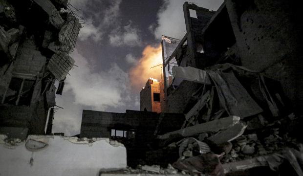İsrail sivilleri hedef almaya devam ediyor: Gazze'de bir eve bomba yağdırdılar!