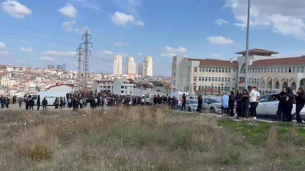 Yaralı öğrenciler ilk müdahalenin ardından hastaneye kaldırıldı.