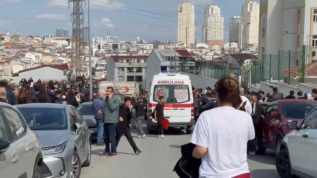 Esenyurt'ta lisede bıçaklı kavga.