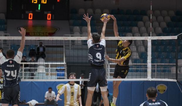 Voleybolda Konya r&uuml;zgarı! 3'te 3 yaparak zirveye yerleştiler