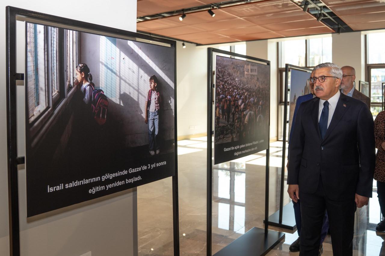 AK Parti Genel Başkan Yardımcısı ve Kültür ve Sanat Politikaları Başkanı Hüseyin Yayman, (sağda) sergiyi gezdi.